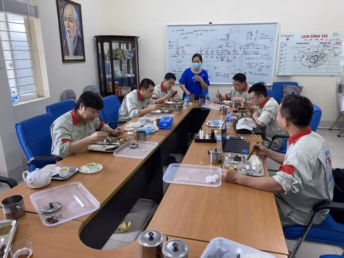 Bữa ăn vội của các bác sĩ dịch tễ tại điểm nóng của dịch COVID-19 (ảnh TL).
