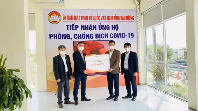 Ông Nguyễn Công Hoan – Phó Tổng giám đốc Flamingo Holding Group đại diện Tập đoàn trao tặng 1 tỷ VNĐ ủng hộ Hải Dương chống dịch Covid-19.