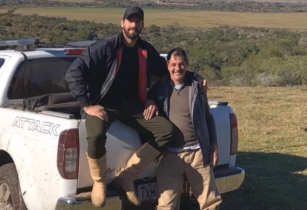 Alisson Becker và cha Agostinho, người vừa qua đời vì đuối nước ở quê nhà Brazil.