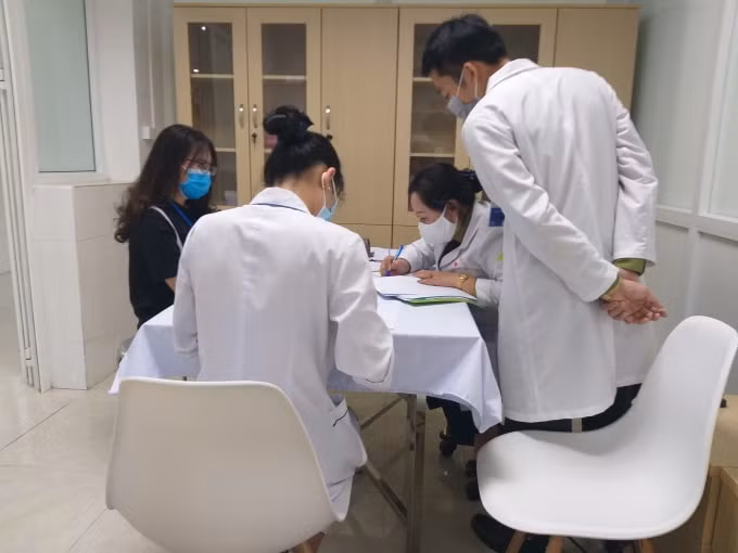 Nhiều tình nguyện viên có mặt từ sớm để tiêm vắc xin Nanocovax (ảnh Trinh Phúc).