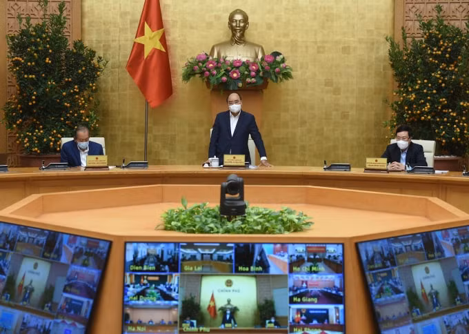 Phát biểu chỉ đạo cuộc họp Thủ tướng Nguyễn Xuân Phúc yêu cầu, không để ách tắc hàng hóa tại các vùng có dịch, nhất là các vùng kinh tế trọng điểm như Hải Dương, Hải Phòng, Quảng Ninh.
