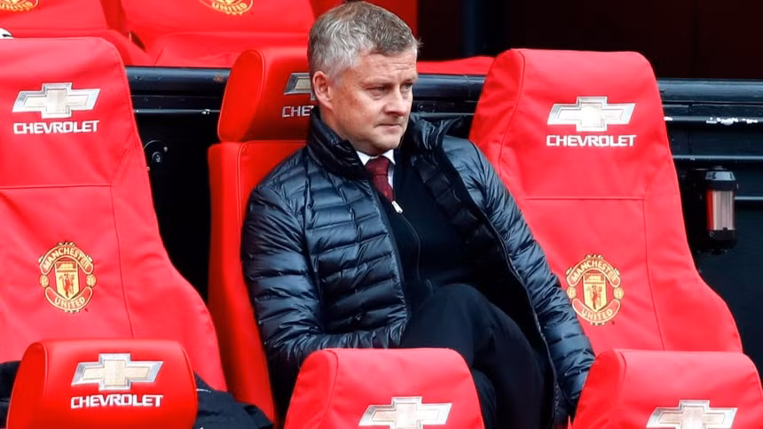 HLV Solskjaer buộc phải gọi 2 đồng đội cũ lên đội một để làm nhiệm vụ trợ lý HLV. Ảnh: Sky Sports.