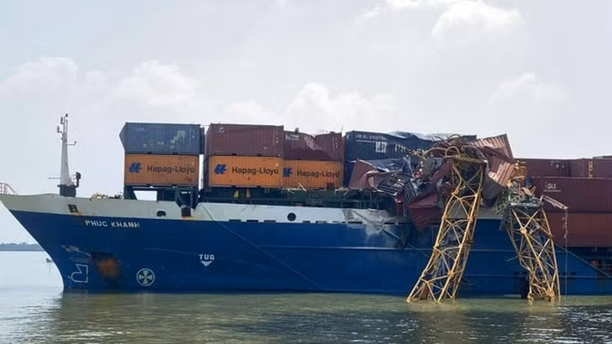Cẩu thi công bị đổ sập làm biến dạng các container trên tàu. Ảnh: Zingnews.vn