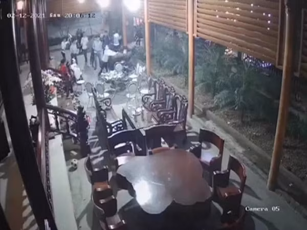Nhóm người cầm hung khí xông vào nhà dân chém 2 người bị thương