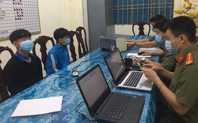 Hai nam sinh được công an mời lên làm việc. Ảnh: Zingnews.vn