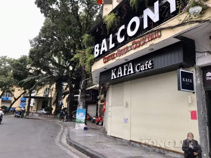 Nhiều quán cafe đóng cửa, không còn khung cảnh sầm uất như mọi ngày