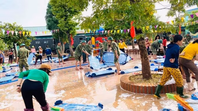 Các lực lượng Quân đội, Công an, Đoàn Thanh niên và các tập thể chung tay, giúp đỡ các nhà trường dọn dẹp vệ sinh sau lũ.