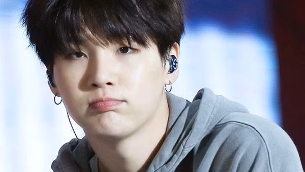 Suga viết tâm thư chia sẻ về việc chấn thương vai phải khiến fan xúc động