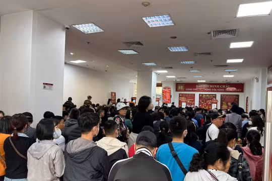 Hà Nội: Giá vàng giảm nửa triệu đồng/lượng, người dân xếp hàng tranh thủ mua vào