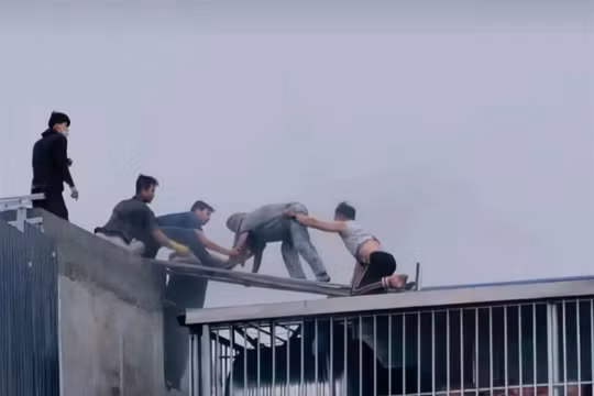 Hà Nội khen thưởng 7 'người hùng' cứu người trong vụ cháy ở Hoàng Mai