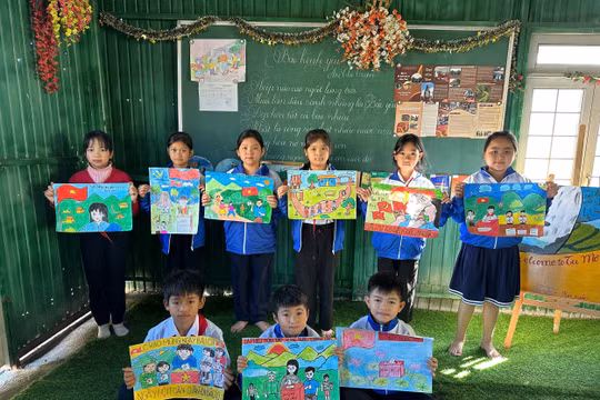 Quảng Ngãi: Hàng trăm học sinh vùng cao vẽ tranh hướng về ngày hội non sông