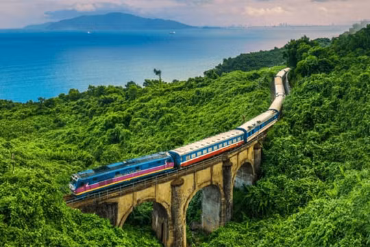 Du lịch đường sắt 'lên ngôi': Tour tàu hỏa ngắm đèo Hải Vân cháy vé dịp cao điểm
