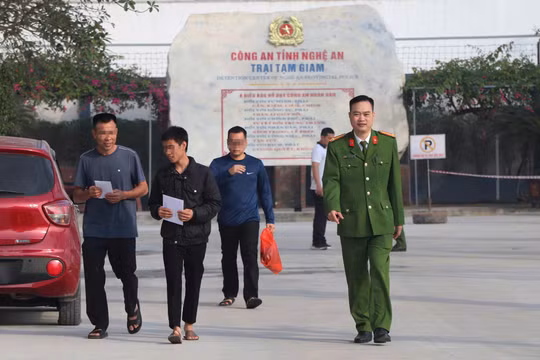 Niềm vui của các phạm nhân được giảm án, kịp đón Tết cùng người thân