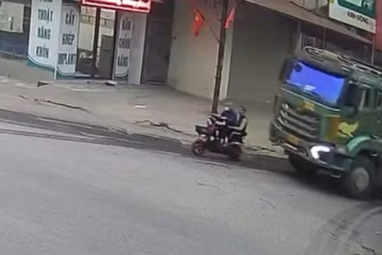 Khởi tố tài xế mải dùng điện thoại gây tai nạn chết người ở Hưng Yên