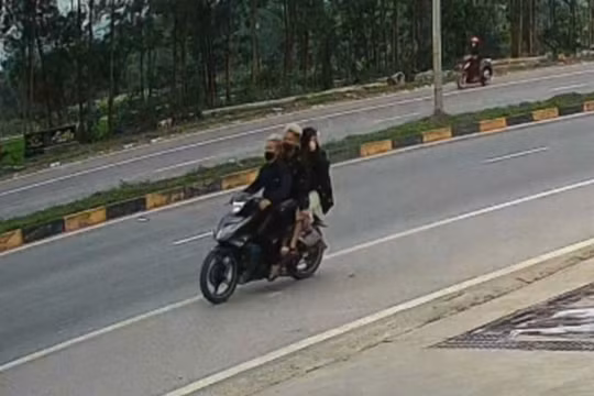 Bắt 3 đối tượng đập gãy biển số rồi dàn cảnh "trả lại biển" để cướp xe