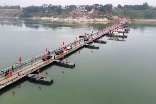 Thủ tướng khen các đơn vị 'thần tốc' hoàn thành cầu phao bắc qua sông Lô, thông xe ngay trong sáng 29 Tết