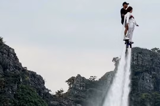 Tạm dừng hoạt động flyboard tại Hoa Lư sau sự cố khiến hai người rơi xuống nước