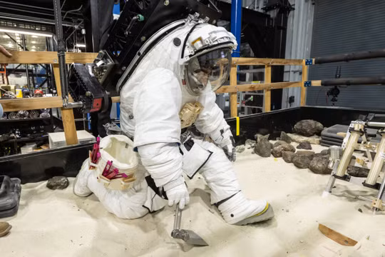 Sứ mệnh Mặt trăng của NASA lại bị hoãn vì sự cố mới