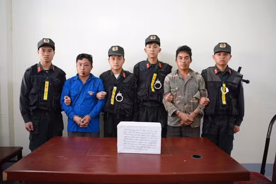 Bắt quả tang 2 đối tượng, thu giữ 5 bánh heroin ngay chiều mùng 1 Tết