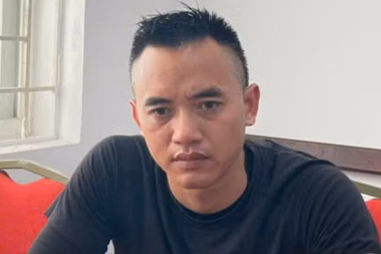 Tạm giữ tài xế bán tải tạt đầu xe máy, ép 3 người suýt vào cửa tử