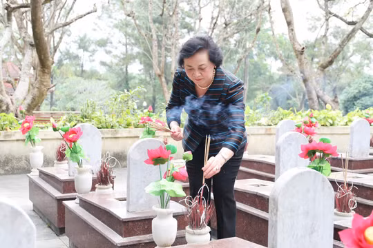 Phó Thủ tướng Phạm Thị Thanh Trà dâng hương, dâng hoa tưởng niệm các anh hùng liệt sĩ tại Quảng Trị