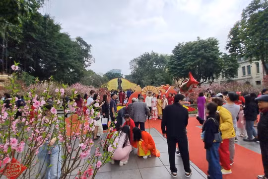 Người dân nô nức đổ về hồ Hoàn Kiếm du xuân trước thềm Tết Nguyên đán