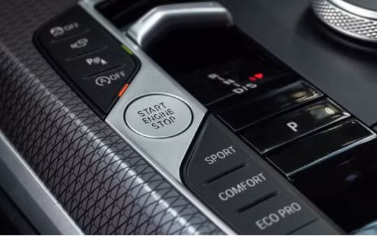 Các nhà sản xuất ô tô giải quyết vấn đề hệ thống tự động dừng/khởi động mà không làm tăng hao mòn như thế nào?