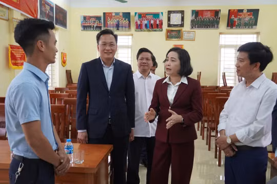 Phó Chủ tịch Quốc hội Nguyễn Thị Thanh giám sát, kiểm tra công tác bầu cử tại Hưng Yên