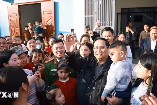 Thủ tướng Phạm Minh Chính chúc Tết nhân dân khu tái định cư Đông Khê của tỉnh Cao Bằng