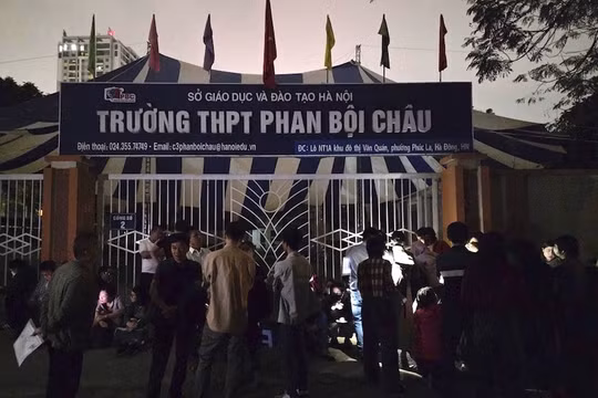 Hà Nội: Phụ huynh thức trắng đêm nộp hồ sơ, nhà trường bị xem xét xử lý