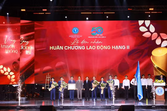 Trường Đại học Luật TP Hồ Chí Minh đón nhận Huân chương Lao động hạng Nhì