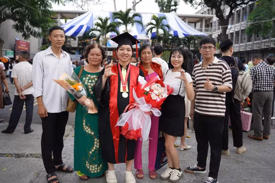 Bầu đôi 8 tháng rưỡi vẫn đi nhận bằng: Nữ bác sĩ gây xúc động với hành trình ‘không lùi bước’