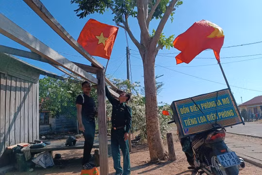 Gia Lai: 'Tiếng loa Biên phòng' đưa Ngày hội non sông đến từng nếp nhà vùng phên dậu