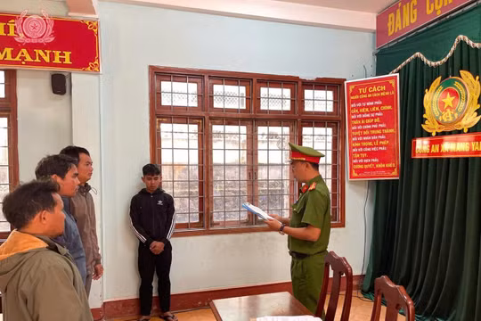 Bị dừng xe kiểm tra, thanh niên tông Cảnh sát giao thông bị thương