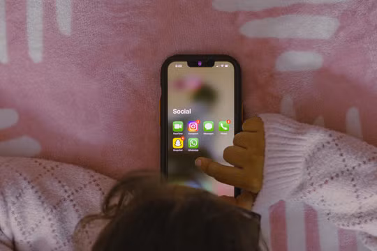 Vương quốc Anh có thể sớm cấm trẻ em dùng mạng xã hội
