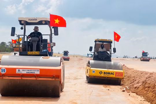 Gia Lai: Hơn 700 máy móc cùng hàng nghìn công nhân hối hả ngày đêm thi công sân bay Phù Cát