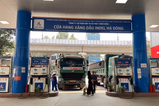 Giá xăng tăng sốc, gợi lại 'cơn ác mộng' gần 30.000 đồng/lít năm 2022