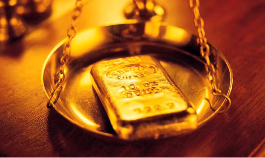 Giá vàng thế giới giữ vững quanh mốc 5.000 USD bất chấp sự phục hồi của đồng USD
