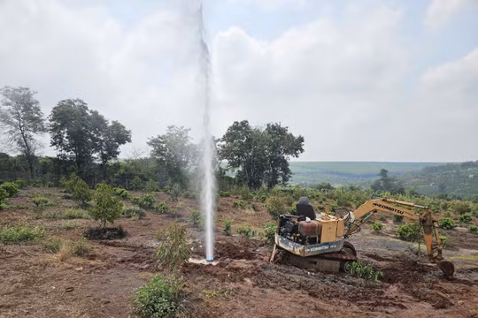Gia Lai: Thêm một giếng khoan liên tục phun cột khí cực mạnh