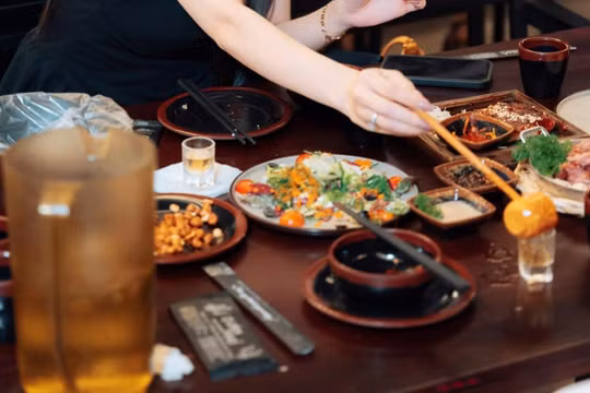 Vì sao uống rượu khi đói sẽ làm nồng độ cồn trong máu tăng vọt?