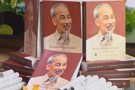 GS.TS Trình Quang Phú ra mắt cuốn truyện ký “Người đi muôn trùng non nước”