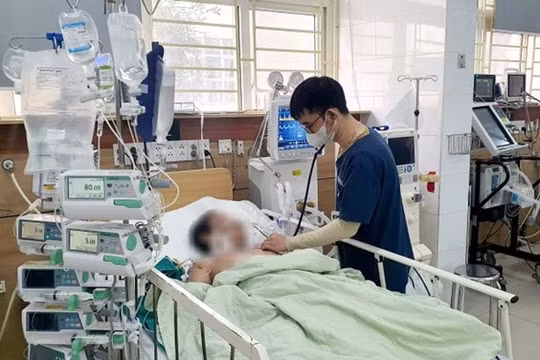 Bác sĩ cảnh báo hiểm hoạ chết người do uống rượu từ cồn công nghiệp gắn mác 'rượu ngâm'