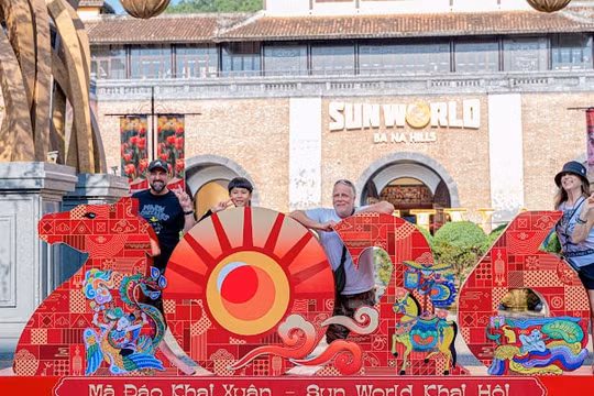 Du khách ngỡ ngàng trước trải nghiệm “du lịch Hà Lan” ngay tại Bà Nà dịp Tết Bính Ngọ 2026
