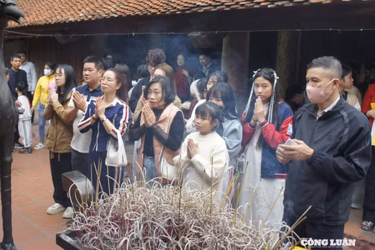 Mùng 2 Tết, hàng nghìn người dân đến chùa Đậu vãn cảnh, cầu an