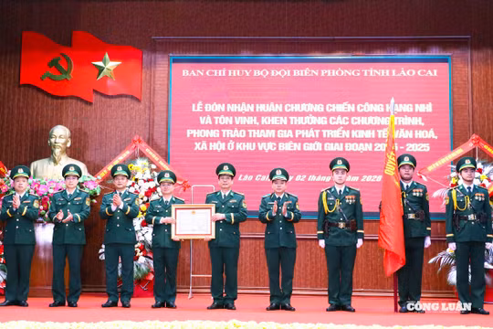Bộ đội Biên phòng Lào Cai đón nhận Huân chương Chiến công hạng Nhì
