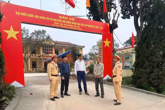 Cảnh sát giao thông Phú Thọ tăng cường đảm bảo an toàn giao thông trong ngày bầu cử