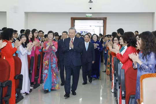Tổng Bí thư Tô Lâm thăm, chúc Tết Thông tấn xã Việt Nam nhân dịp Xuân Bính Ngọ 2026