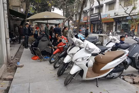 Mùng 1 Tết: Giá gửi xe, ăn uống có thể 'nhích nhẹ' tại điểm du xuân đông khách