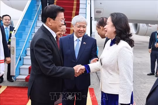 Tổng Bí thư, Chủ tịch nước Lào Thongloun Sisoulith và Phu nhân bắt đầu thăm cấp Nhà nước tới Việt Nam