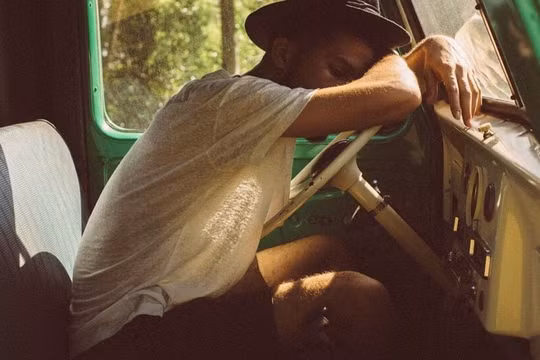 Vì sao con người thích ngồi lì trong xe sau một ngày dài?